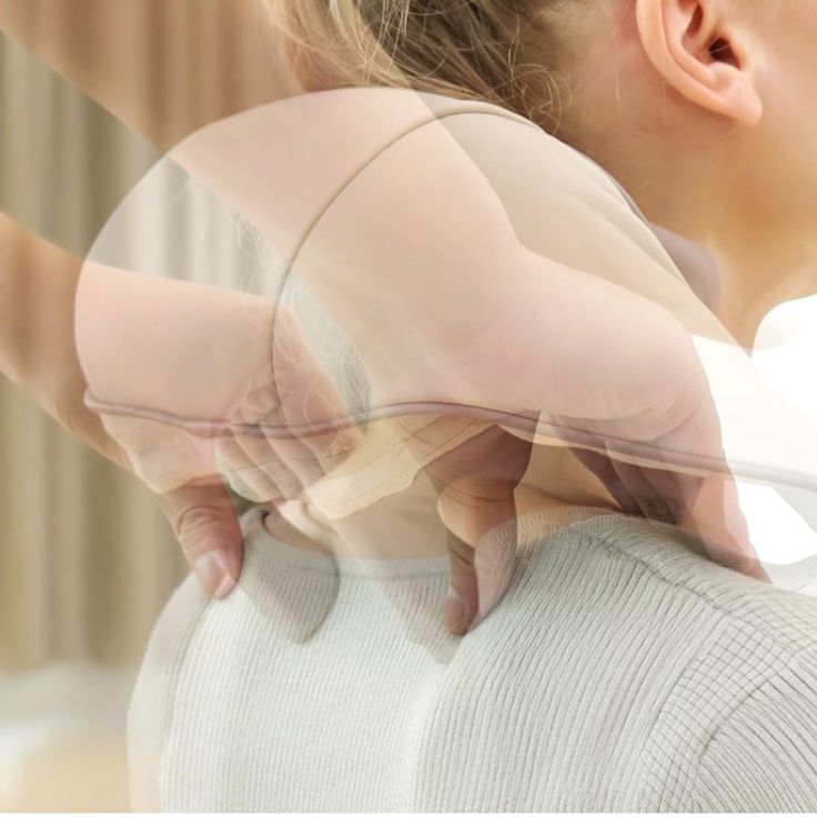 Muškarac koristi Dr Meier PRO tokom pauze od rada za računarom